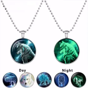 2016 Wolf Cabochon Glass Glowing Pendant Necklaces Fashion Jewelry Silver Plated Chain Glow In The Dark Necklaces Collares