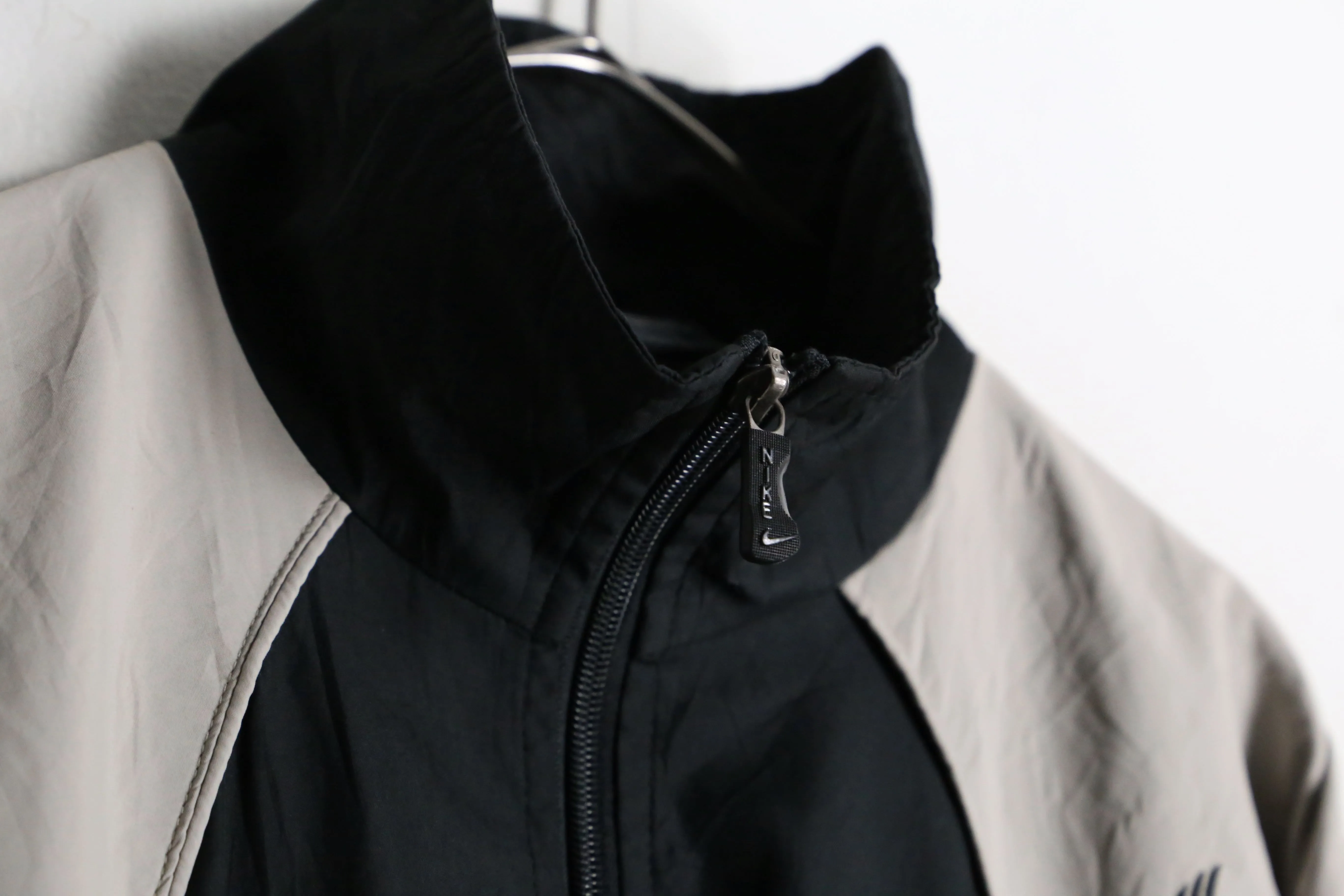 "NIKE" black × gray raglan track jacket